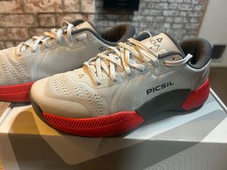 Zapatillas Picsil grises y rojas