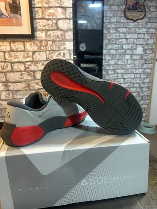 Zapatillas Picsil grises y rojas