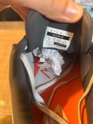 Zapatillas Picsil grises y rojas