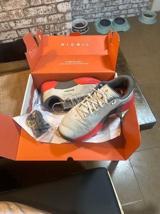 Zapatillas Picsil grises y rojas