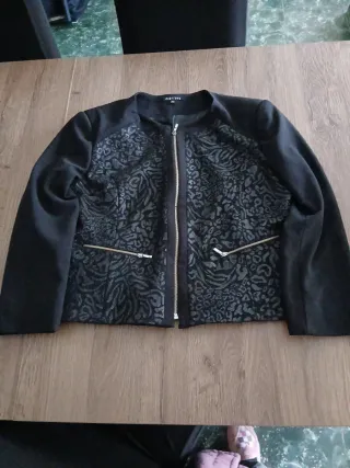 Chaqueta negra cremallera estampado
