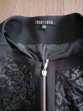 Chaqueta negra cremallera estampado