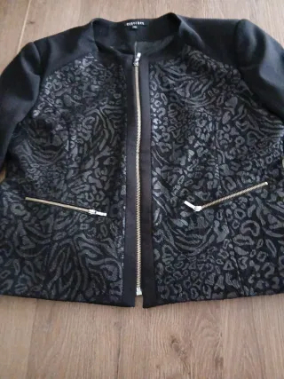 Chaqueta negra cremallera estampado