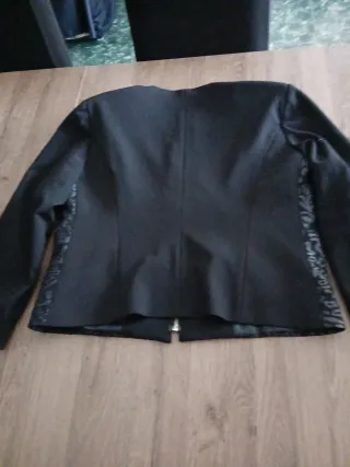 Chaqueta negra cremallera estampado