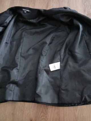 Chaqueta negra cremallera estampado