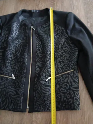 Chaqueta negra cremallera estampado