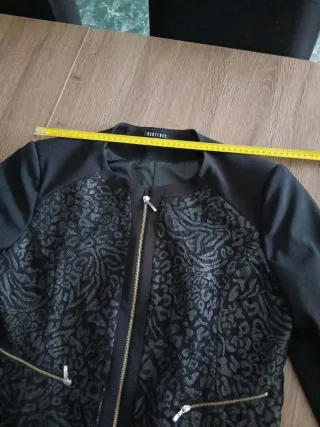 Chaqueta negra cremallera estampado