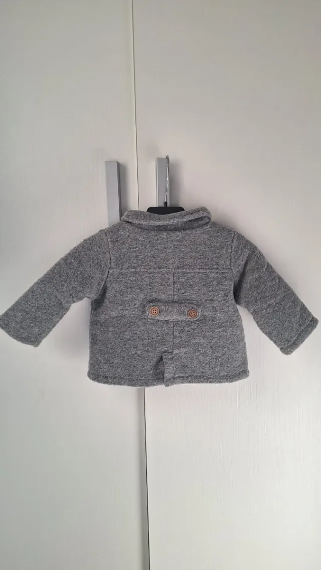 Chaqueta bebé gris con botones