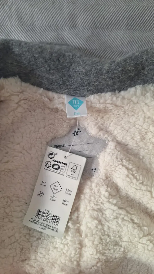 Chaqueta bebé gris con botones