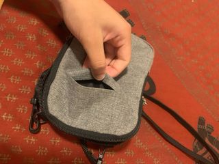 Bandolera Eastpak gris