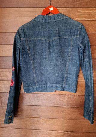 Chaqueta tejana corta bordada flor