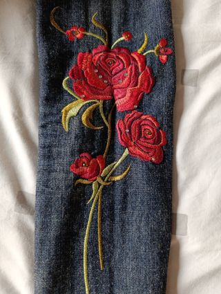 Chaqueta tejana corta bordada flor