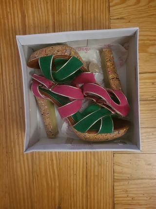 Sandalias verdes y fucsia con cuña