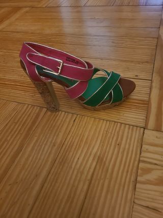 Sandalias verdes y fucsia con cuña