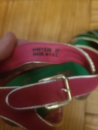 Sandalias verdes y fucsia con cuña