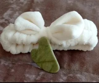 PIEDRA GUA SHA + NECESER + DIADEMA + REGALO