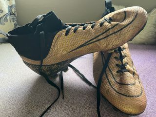 Botas de tacos Nike fútbol doradas