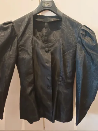 Traje negro chaqueta y falda