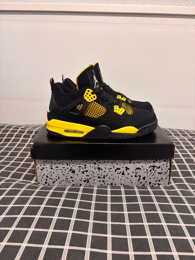 Jordan 4 Negro y Amarillo