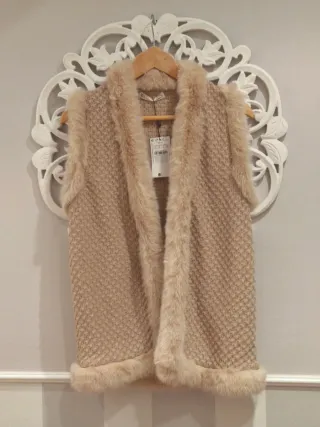 Chaleco pelo color arena combinado con punto