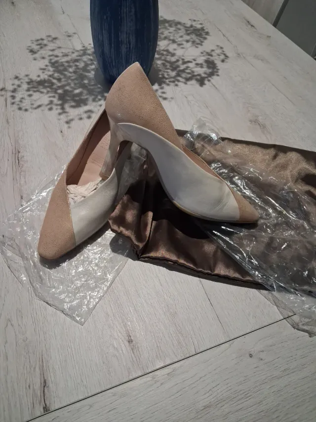 Salón Hispanitas Bicolor Beige y Blanco