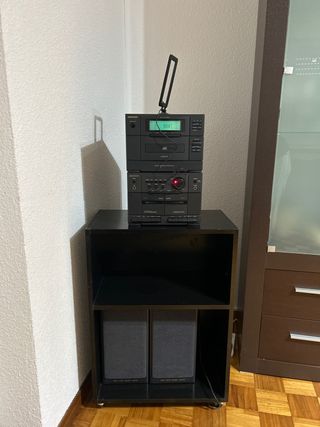Mini cadena Daewoo con mueble y altavoces