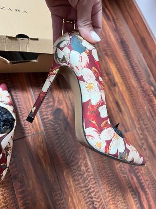 Zapatos de tacón Zara estampado floral