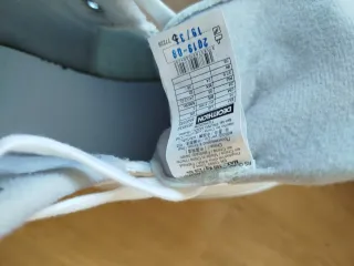 Patines blancos y accesorios para patinar