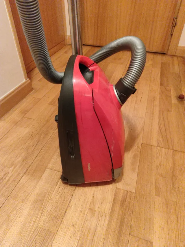 Aspiradora Miele S6310 Compact Roja