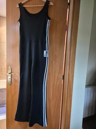 Mono negro con rayas blancas