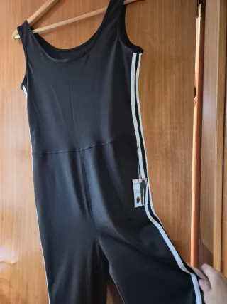 Mono negro con rayas blancas