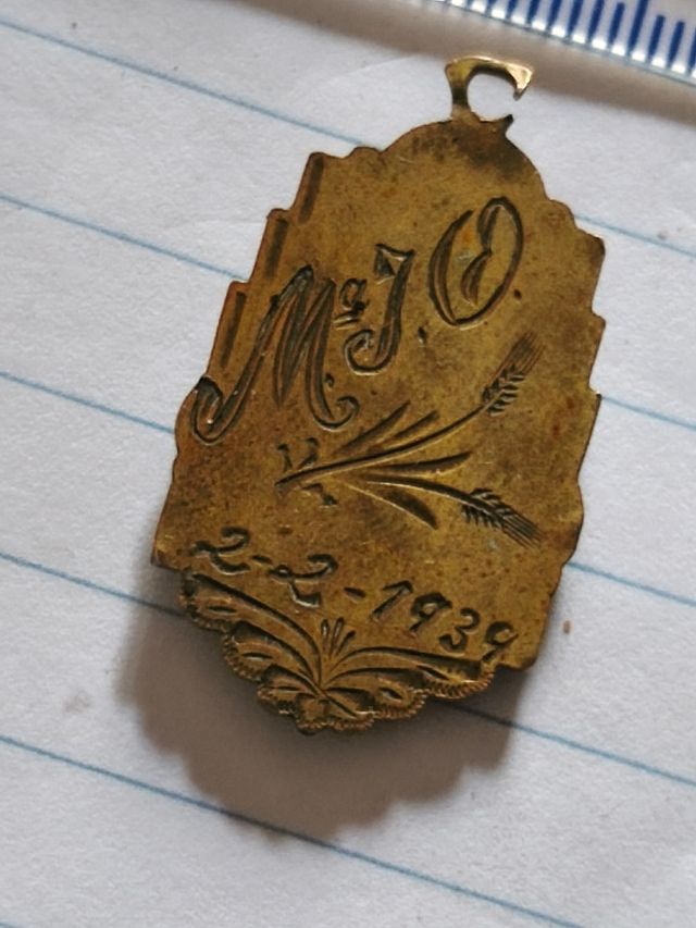 Medalla Virgen del Pilar con Marco Dorado