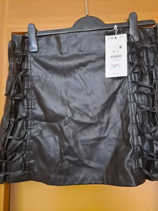 Falda Zara mini negra con cordones