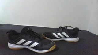 Zapatillas deportivas Adidas negras y blancas