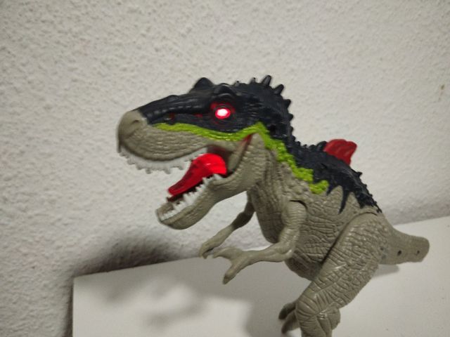 Dinosaurio T-Rex Invencible Heroes. luz y sonido.