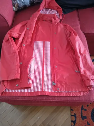 Chubasquero rojo mujer