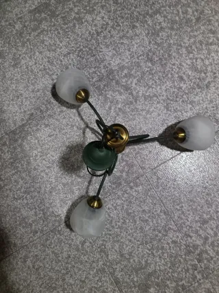 Lámpara de techo verde y dorada