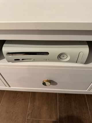 Xbox 360 con 4 mandos y 4 juegos