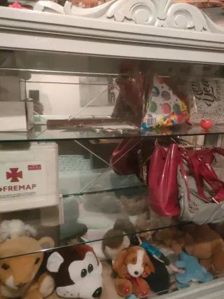 Vitrina antigua de madera y cristal con espejo