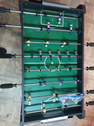 Futbolín casi nuevo. Esta las cosas con sus bolsas