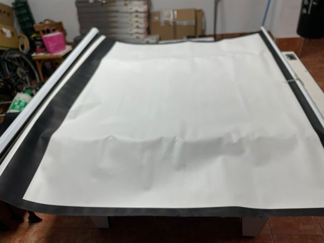 Pantalla de proyector blanca