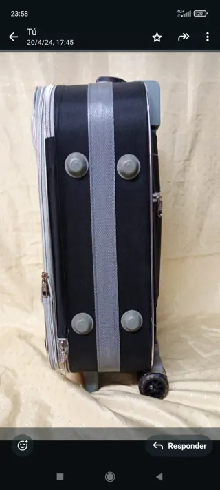 Maleta de viaje negra con ruedas