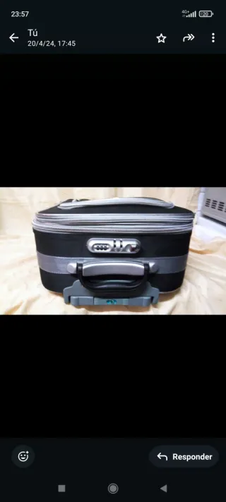 Maleta de viaje negra con ruedas