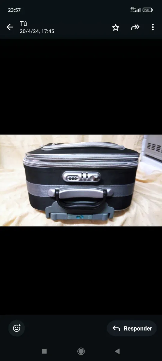 Maleta de viaje negra con ruedas