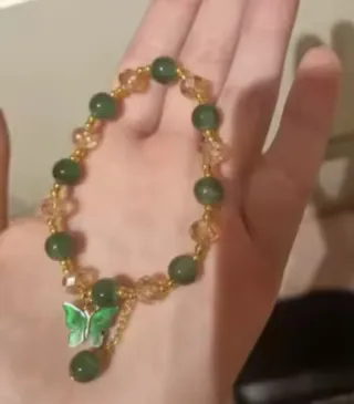 Pulsera elástica con cuentas de mariposa y detalle