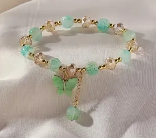 Pulsera elástica con cuentas de mariposa y detalle