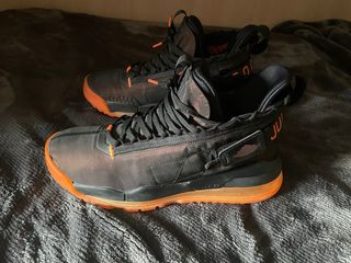 Jordan 720 Negro/Naranja (1 uso)