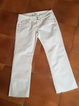 Pantalones vaqueros blancos cropped talla 42