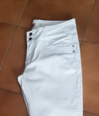 Pantalones vaqueros blancos cropped talla 42