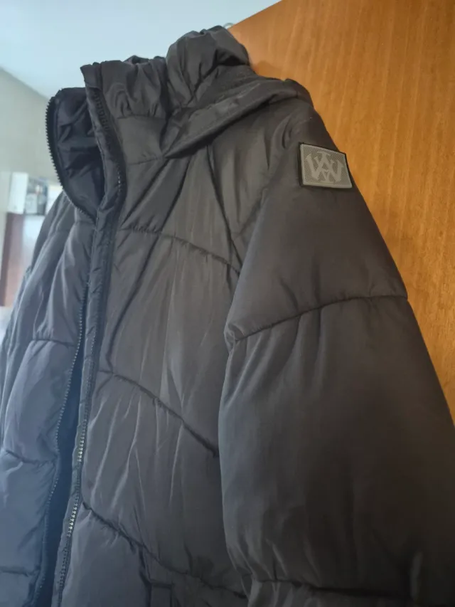 Chaqueta acolchada negra con capucha